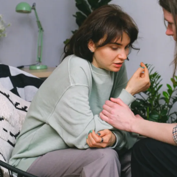 Niña con artritis idiopática juvenil