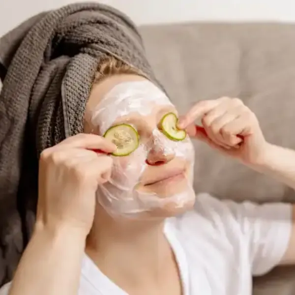 Mujer relajándose con mascarilla facial, momento de autocuidado