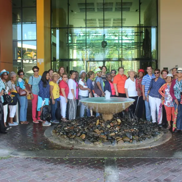 Grupo de FUNARP reunido junto a una fuente