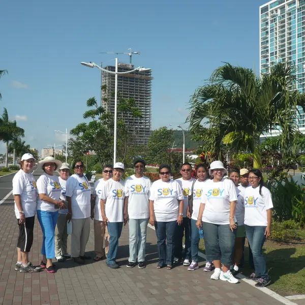Grupo de FUNARP con camisetas blancas en la Cinta Costera
