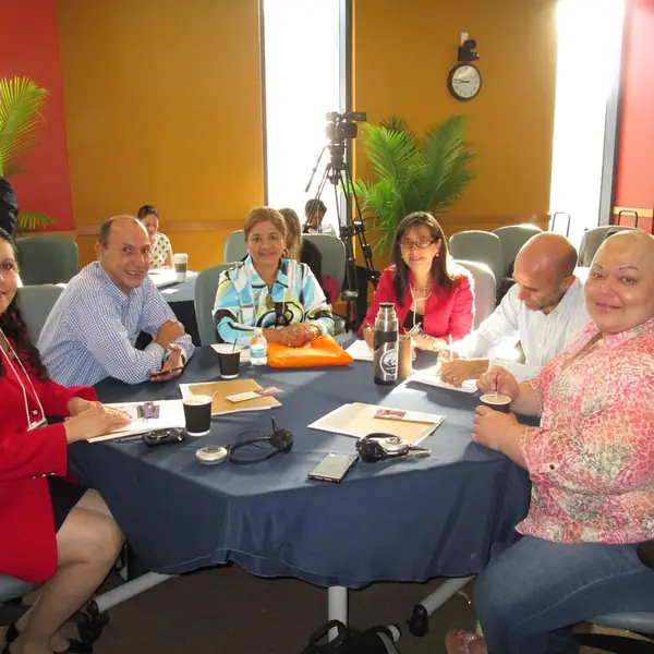 Reunión de FUNARP alrededor de una mesa