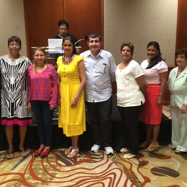 Integrantes de FUNARP en una actividad bajo techo