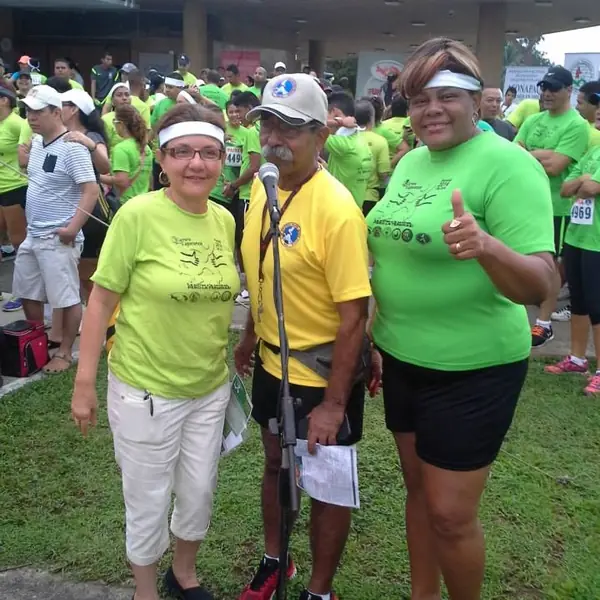 Participantes de la carrera de FUNARP con camisetas verdes