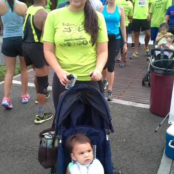 Familia en la carrera de FUNARP con un bebé en coche