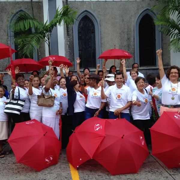 Grupo de FUNARP con sombrillas rojas
