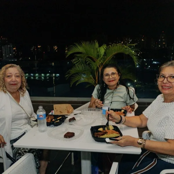 Integrantes de FUNARP compartiendo una cena