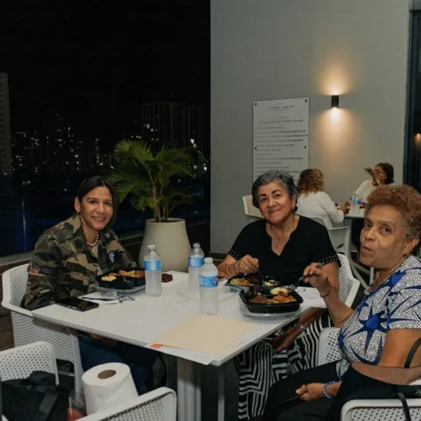 Pacientes y voluntarias de FUNARP en una cena de convivencia