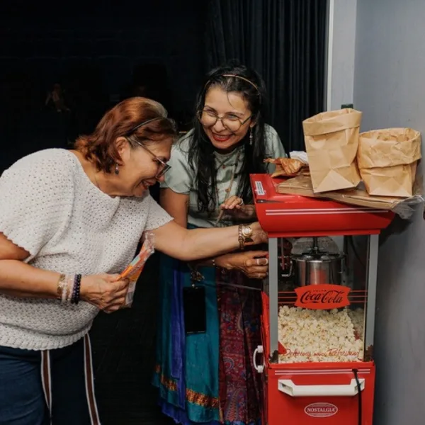 Integrantes de FUNARP compartiendo palomitas en el cine