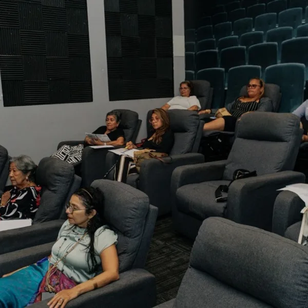Grupo de FUNARP disfrutando una película