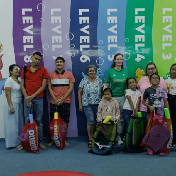 Familias en el taller de hidroterapia de FUNARP