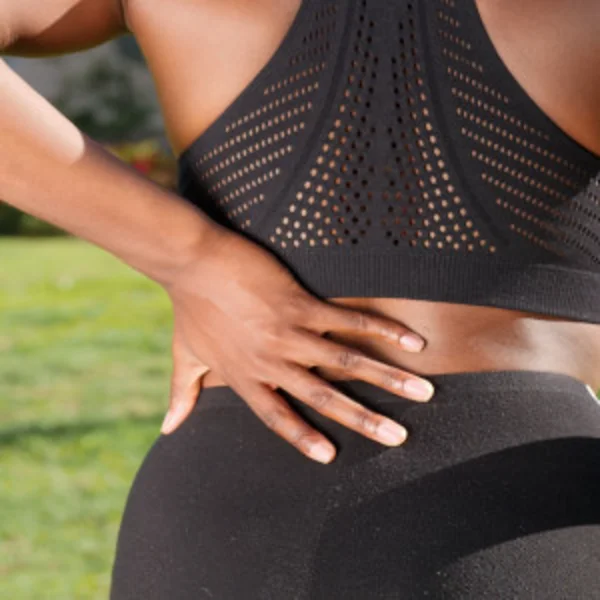 Persona se sujeta la espalda baja por dolor lumbar