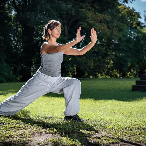 Grupo practicando tai chi al aire libre
