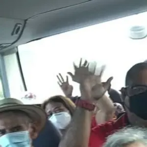 Pacientes de FUNARP saludando durante un paseo en bus